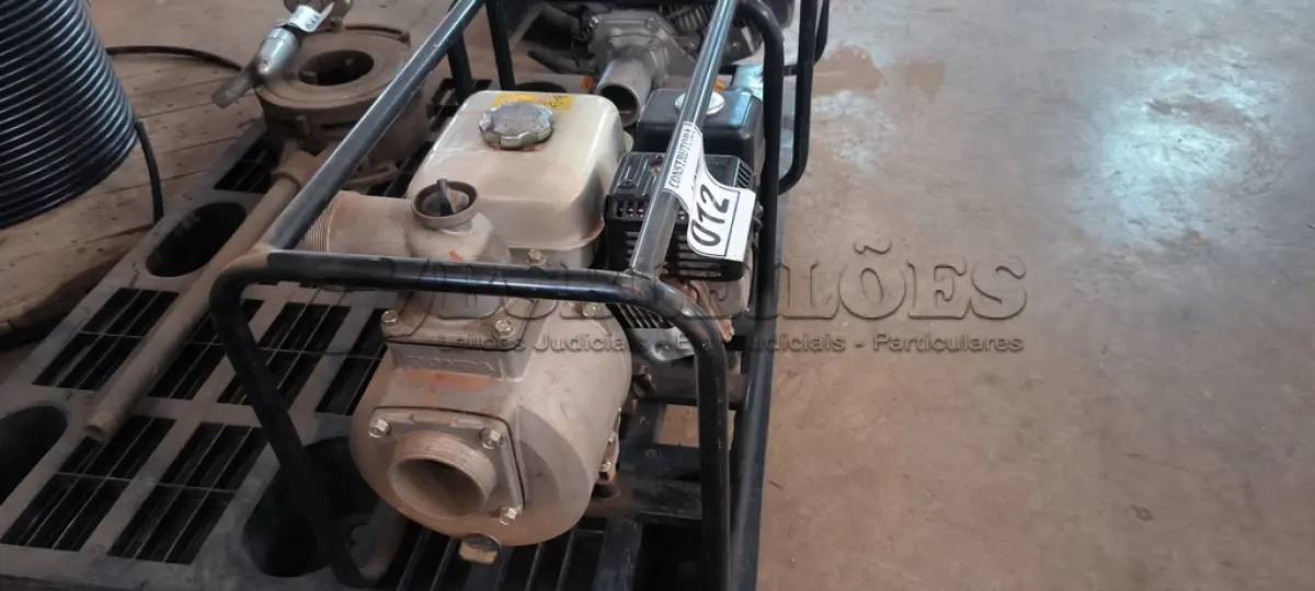 LOTE 012 - 01 MOTOR BOMBA A GASOLINA HONDA GX 160. (NO ESTADO) ATENÇÃO! FAZER A VISITAÇÃO ANTES DE ARREMATAR, NÃO SABEMOS SE FUNCIONA, LEILÃO NÃO TEM GARANTIA E NEM DEVOLUÇÃO, SUJEITO A POSSÍVEIS AVARIAS VISÍVEIS/OCULTAS E/OU AUSÊNCIA DE COMPONENTES.