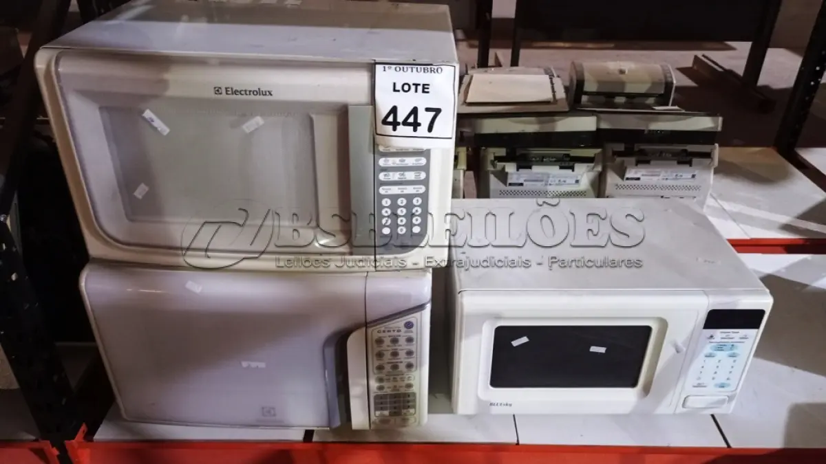 LOTE 447 - 03 MICRO-ONDAS MARCAS ELECTROLUX E BLUESKY. (NO ESTADO) ATENÇÃO! FAZER A VISITAÇÃO ANTES DE ARREMATAR, NÃO SABEMOS SE FUNCIONA, LEILÃO NÃO TEM GARANTIA E NEM DEVOLUÇÃO, SUJEITO A POSSÍVEIS AVARIAS VISÍVEIS/OCULTAS E/OU AUSÊNCIA DE COMPONENTES.