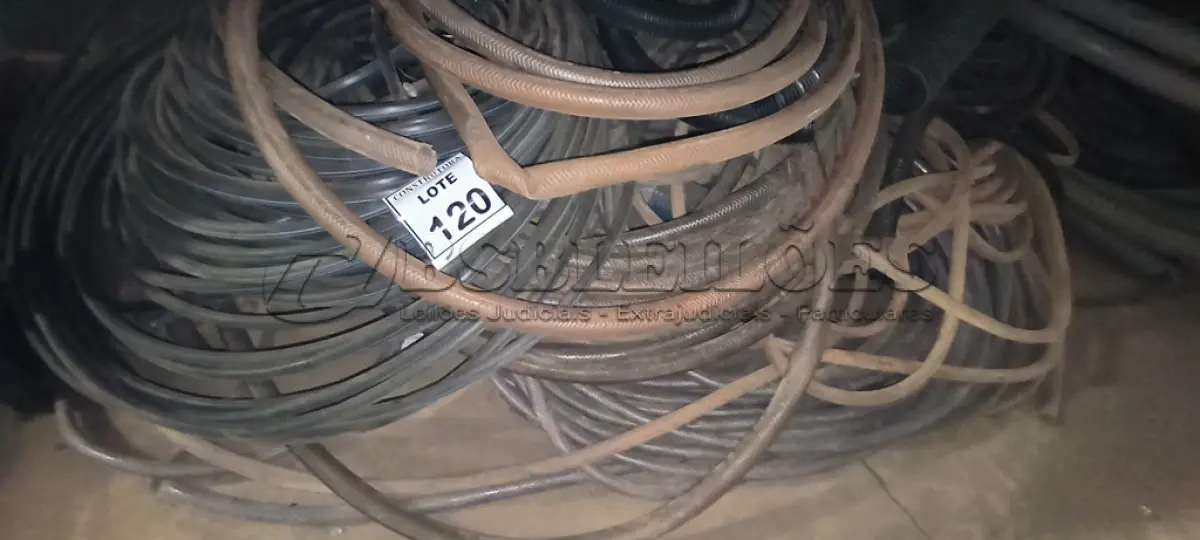 LOTE 120 - 01 LOTE COM  MANGUEIRAS TAMANHOS DIVERSOS. (NO ESTADO) ATENÇÃO! FAZER A VISITAÇÃO ANTES DE ARREMATAR, NÃO SABEMOS SE FUNCIONA, LEILÃO NÃO TEM GARANTIA E NEM DEVOLUÇÃO, SUJEITO A POSSÍVEIS AVARIAS VISÍVEIS/OCULTAS E/OU AUSÊNCIA DE COMPONENTES.