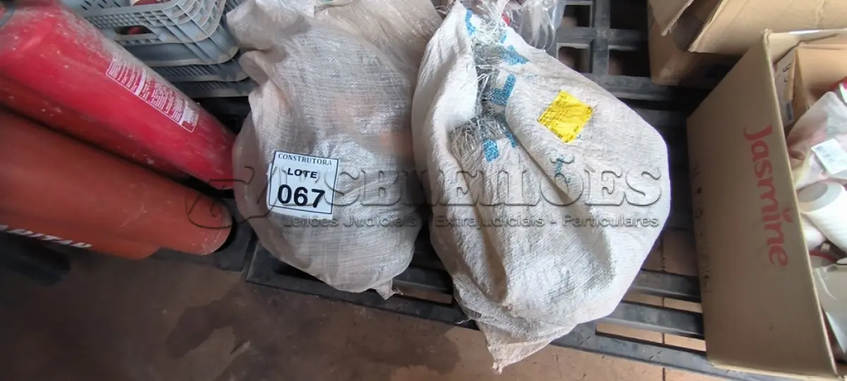 LOTE 067 - 02 SACOS COM CINTOS DE SEGURANÇA PARA OBRA. (NO ESTADO) ATENÇÃO! FAZER A VISITAÇÃO ANTES DE ARREMATAR, NÃO SABEMOS SE FUNCIONA, LEILÃO NÃO TEM GARANTIA E NEM DEVOLUÇÃO, SUJEITO A POSSÍVEIS AVARIAS VISÍVEIS/OCULTAS E/OU AUSÊNCIA DE COMPONENTES.
