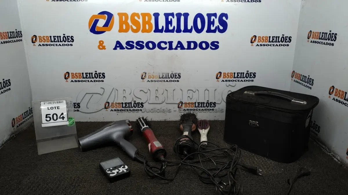LOTE 504 - 03 ESCOVAS DE CABELO ELÉTRICAS, 01 SECADOR DE CABELO, 01 VÍDEO GAME PORTÁTIL E 01 MALETA. (NO ESTADO) ATENÇÃO! FAZER A VISITAÇÃO ANTES DE ARREMATAR, NÃO SABEMOS SE FUNCIONA, LEILÃO NÃO TEM GARANTIA E NEM DEVOLUÇÃO, SUJEITO A POSSÍVEIS AVARIAS VISÍVEIS/OCULTAS E/OU AUSÊNCIA DE COMPONENTES.