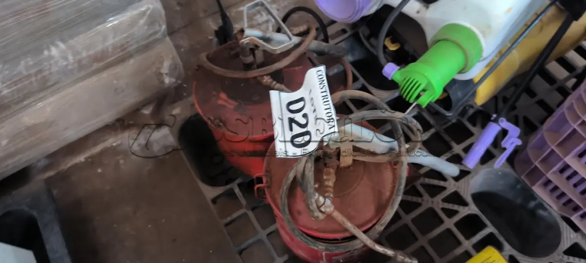LOTE 020 - 02 GRAXEIRAS MANUAIS. (NO ESTADO) ATENÇÃO! FAZER A VISITAÇÃO ANTES DE ARREMATAR, NÃO SABEMOS SE FUNCIONA, LEILÃO NÃO TEM GARANTIA E NEM DEVOLUÇÃO, SUJEITO A POSSÍVEIS AVARIAS VISÍVEIS/OCULTAS E/OU AUSÊNCIA DE COMPONENTES.