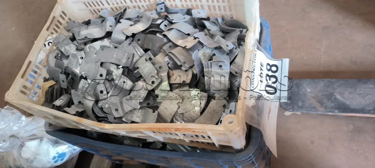 LOTE 038 - 01 LOTE COM GRAMPOS PARA CONDUITES. (CAIXA ORGANIZADORA NAO INCLUSA) (NO ESTADO) ATENÇÃO! FAZER A VISITAÇÃO ANTES DE ARREMATAR, NÃO SABEMOS SE FUNCIONA, LEILÃO NÃO TEM GARANTIA E NEM DEVOLUÇÃO, SUJEITO A POSSÍVEIS AVARIAS VISÍVEIS/OCULTAS E/OU AUSÊNCIA DE COMPONENTES.