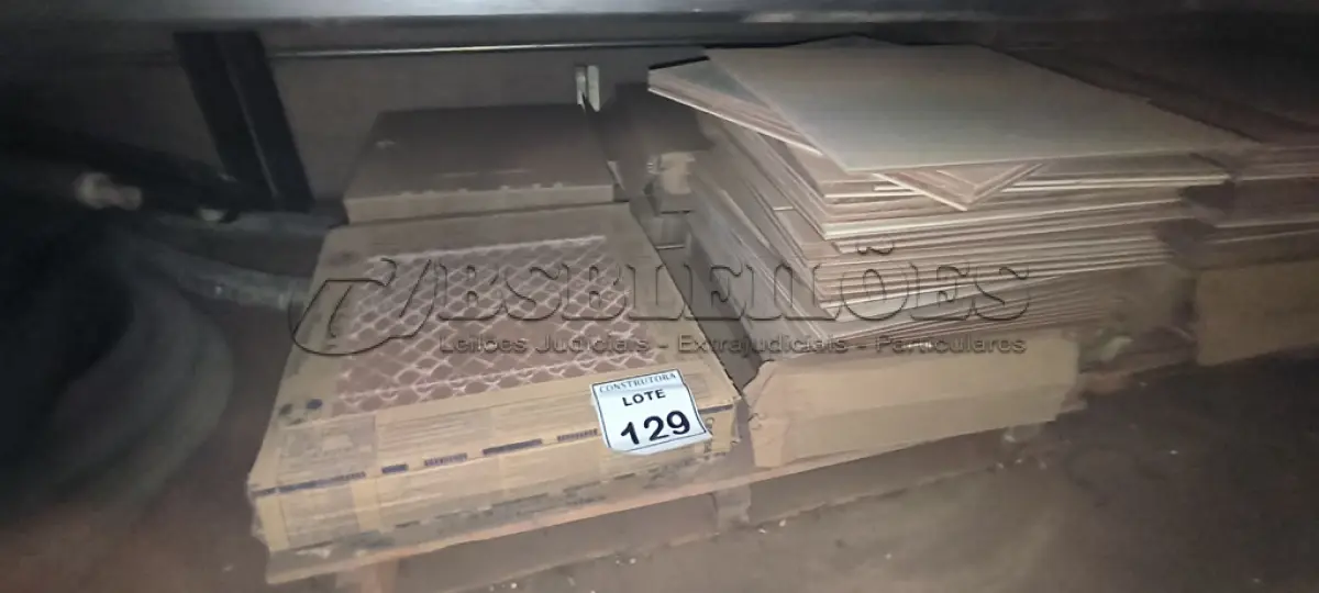 LOTE 129 - 01 PALETE COM PISOS 45X45CM BRANCO. (NO ESTADO) ATENÇÃO! FAZER A VISITAÇÃO ANTES DE ARREMATAR, NÃO SABEMOS SE FUNCIONA, LEILÃO NÃO TEM GARANTIA E NEM DEVOLUÇÃO, SUJEITO A POSSÍVEIS AVARIAS VISÍVEIS/OCULTAS E/OU AUSÊNCIA DE COMPONENTES.