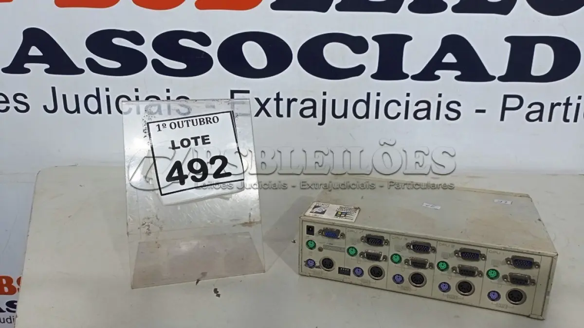 LOTE 492 - 01 SWITCH KVM ATEM MASTER VIEW. (NO ESTADO) ATENÇÃO! FAZER A VISITAÇÃO ANTES DE ARREMATAR, NÃO SABEMOS SE FUNCIONA, LEILÃO NÃO TEM GARANTIA E NEM DEVOLUÇÃO, SUJEITO A POSSÍVEIS AVARIAS VISÍVEIS/OCULTAS E/OU AUSÊNCIA DE COMPONENTES.