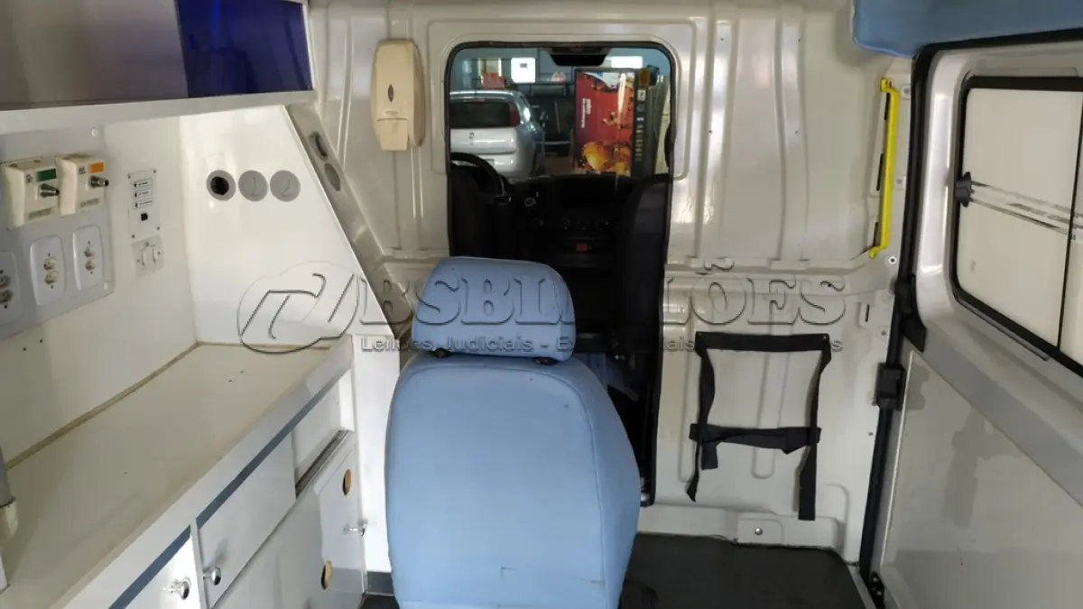 LOTE 512 - 01 I/FIAT DUCATO MAIA AMBULÂNCIA A DIESEL, ANO 2018/2019 NA COR BRANCA. (NO ESTADO)