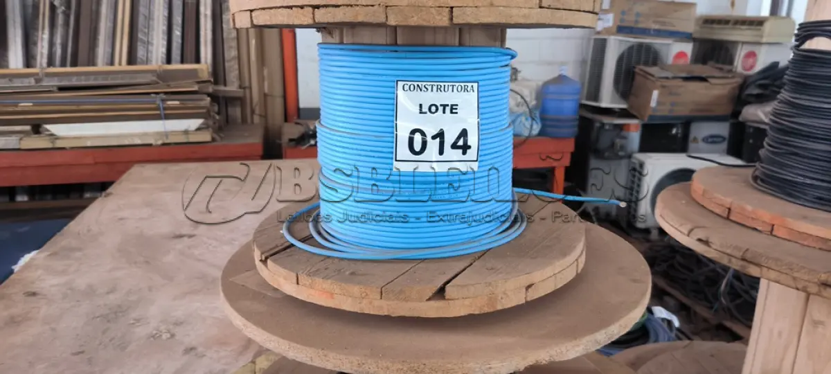 LOTE 014 - 01 CARRETEL EM MADEIRA COM FIO CORDEIRO 1X6MM CORTOX - FLEX NA COR AZUL. (NO ESTADO) ATENÇÃO! FAZER A VISITAÇÃO ANTES DE ARREMATAR, NÃO SABEMOS SE FUNCIONA, LEILÃO NÃO TEM GARANTIA E NEM DEVOLUÇÃO, SUJEITO A POSSÍVEIS AVARIAS VISÍVEIS/OCULTAS E/OU AUSÊNCIA DE COMPONENTES.