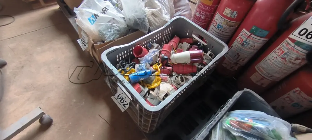 LOTE 062 - 01 LOTE COM TOMADAS INDUSTRIAIS. (CAIXA ORGANIZADORA NAO INCLUSA) (NO ESTADO) ATENÇÃO! FAZER A VISITAÇÃO ANTES DE ARREMATAR, NÃO SABEMOS SE FUNCIONA, LEILÃO NÃO TEM GARANTIA E NEM DEVOLUÇÃO, SUJEITO A POSSÍVEIS AVARIAS VISÍVEIS/OCULTAS E/OU AUSÊNCIA DE COMPONENTES.