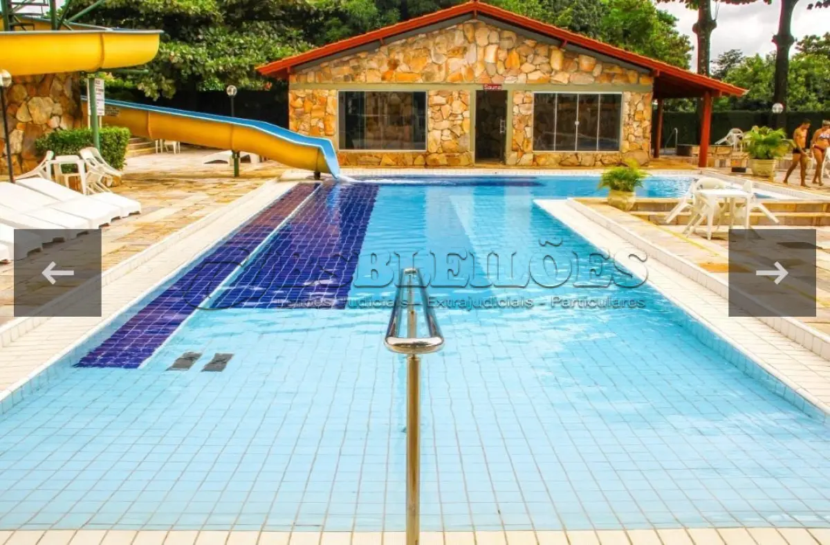 LOTE 001 - 01 APARTAMENTO DUPLEX EM CALDAS NOVAS-GO, MATRÍCULA Nº 62.149, NÚMERO DA UNIDADE Nº1001 BLOCO "B", EDIFÍCIO BELLA ROMA CONTENDO NO PAVIMENTO INFERIOR: HALL, SALA DE ESTAR/JANTAR COM VARANDA, 01 QUARTO, 01 BANHEIRO, ESCADA DE ACESSO AO PAVIMENTO SUPERIOR, COZINHA, ÁREA DE SERVIÇO; E NO PAVIMENTO SUPERIOR: SALA DE ESTAR, UMA SUÍTE, BANHEIRO, CHURRASQUEIRA, DUCHA E PISCINA COM DECH; COM A ÁREA TOTAL DE 313,989322M², SENDO DE 117,28M² DE ÁREA PRIVATIVA, E 196,709322M² DE ÁREA COMUM E FRAÇÃO IDEAL DE 154,8383M² OU 1,075266% DO TERRENO DENOMINADO GLÉBA B, DO CONGLOMERADO IMPÉRIO ROMANO RESIDENCE, SITUADO A AVENIDA MARTINHO PALMERSTON, LUGAR DENOMINADO CHÁCARA ROMA, NESTA CIDADE, COM A ÁREA DE 14.400,00M². (NO ESTADO) (O APARTAMENTO SERÁ ENTREGUE SEM NENHUM DÉBITO.)
