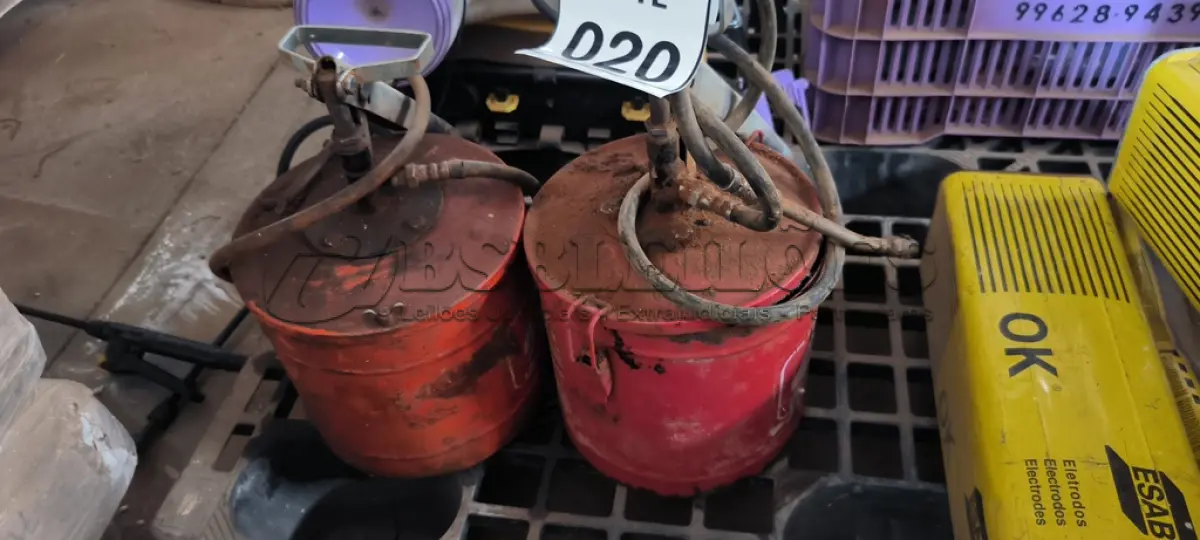 LOTE 020 - 02 GRAXEIRAS MANUAIS. (NO ESTADO) ATENÇÃO! FAZER A VISITAÇÃO ANTES DE ARREMATAR, NÃO SABEMOS SE FUNCIONA, LEILÃO NÃO TEM GARANTIA E NEM DEVOLUÇÃO, SUJEITO A POSSÍVEIS AVARIAS VISÍVEIS/OCULTAS E/OU AUSÊNCIA DE COMPONENTES.