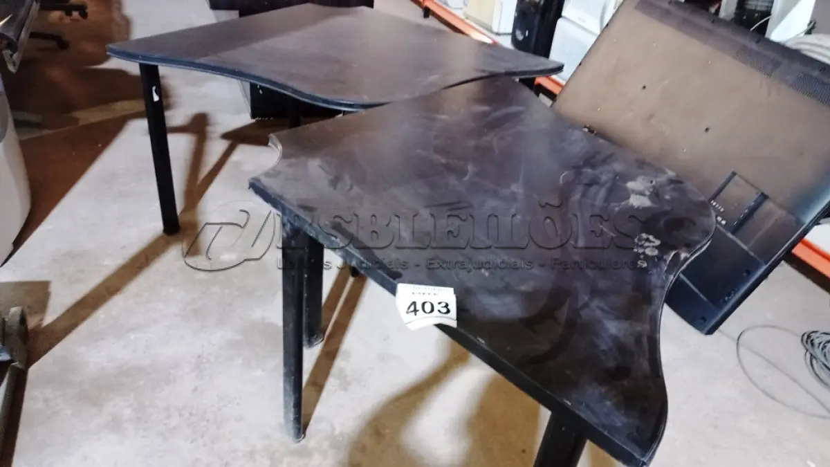 LOTE 403 - 02 MESAS DE ESCRITÓRIO DE CANTO NA COR PRETA. (NO ESTADO) ATENÇÃO! FAZER A VISITAÇÃO ANTES DE ARREMATAR, NÃO SABEMOS SE FUNCIONA, LEILÃO NÃO TEM GARANTIA E NEM DEVOLUÇÃO, SUJEITO A POSSÍVEIS AVARIAS VISÍVEIS/OCULTAS E/OU AUSÊNCIA DE COMPONENTES.