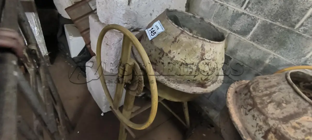LOTE 145 - 01 BETONEIRA PEQUENA. (NO ESTADO) ATENÇÃO! FAZER A VISITAÇÃO ANTES DE ARREMATAR, NÃO SABEMOS SE FUNCIONA, LEILÃO NÃO TEM GARANTIA E NEM DEVOLUÇÃO, SUJEITO A POSSÍVEIS AVARIAS VISÍVEIS/OCULTAS E/OU AUSÊNCIA DE COMPONENTES.