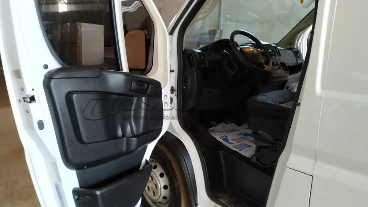 LOTE 512 - 01 I/FIAT DUCATO MAIA AMBULÂNCIA A DIESEL, ANO 2018/2019 NA COR BRANCA. (NO ESTADO)
