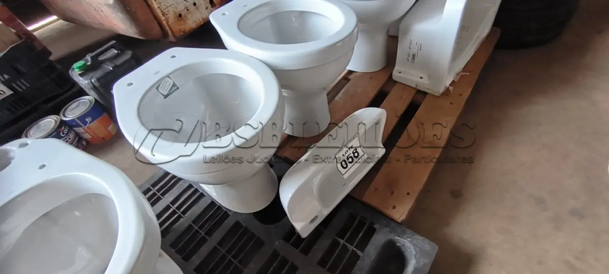 LOTE 058 - 02 VASOS SANITÁRIOS CELITE E 01 CUBA PARA LAVATÓRIO. (NO ESTADO) ATENÇÃO! FAZER A VISITAÇÃO ANTES DE ARREMATAR, NÃO SABEMOS SE FUNCIONA, LEILÃO NÃO TEM GARANTIA E NEM DEVOLUÇÃO, SUJEITO A POSSÍVEIS AVARIAS VISÍVEIS/OCULTAS E/OU AUSÊNCIA DE COMPONENTES.