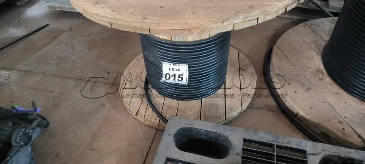LOTE 015 - 01 CARRETEL EM MADEIRA COM FIO CORPECON FLEXÍVEL 1X50MM 1KV NA COR PRETO. (NO ESTADO) ATENÇÃO! FAZER A VISITAÇÃO ANTES DE ARREMATAR, NÃO SABEMOS SE FUNCIONA, LEILÃO NÃO TEM GARANTIA E NEM DEVOLUÇÃO, SUJEITO A POSSÍVEIS AVARIAS VISÍVEIS/OCULTAS E/OU AUSÊNCIA DE COMPONENTES.