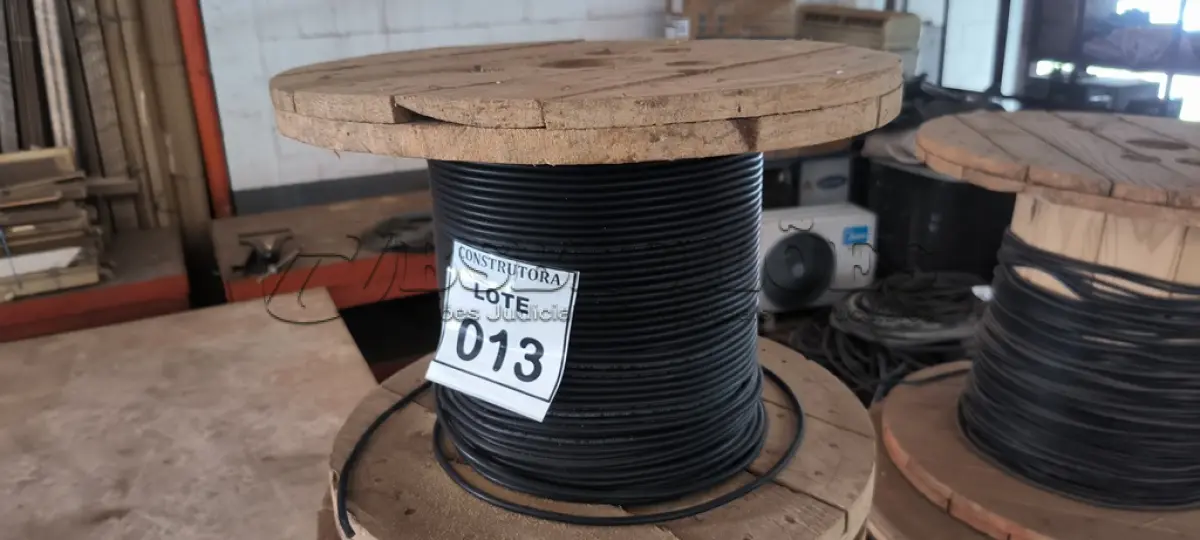 LOTE 013 - 01 CARRETEL EM MADEIRA COM FIO CORDEIRO 04 MM CORTOX – FLEX NA COR PRETO. (NO ESTADO) ATENÇÃO! FAZER A VISITAÇÃO ANTES DE ARREMATAR, NÃO SABEMOS SE FUNCIONA, LEILÃO NÃO TEM GARANTIA E NEM DEVOLUÇÃO, SUJEITO A POSSÍVEIS AVARIAS VISÍVEIS/OCULTAS E/OU AUSÊNCIA DE COMPONENTES.