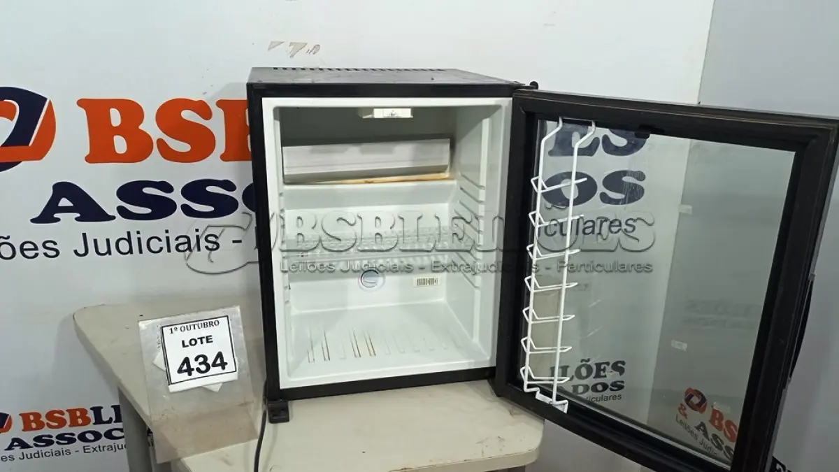 LOTE 434 - 01 FRIGOBAR. (NO ESTADO) ATENÇÃO! FAZER A VISITAÇÃO ANTES DE ARREMATAR, NÃO SABEMOS SE FUNCIONA, LEILÃO NÃO TEM GARANTIA E NEM DEVOLUÇÃO, SUJEITO A POSSÍVEIS AVARIAS VISÍVEIS/OCULTAS E/OU AUSÊNCIA DE COMPONENTES.