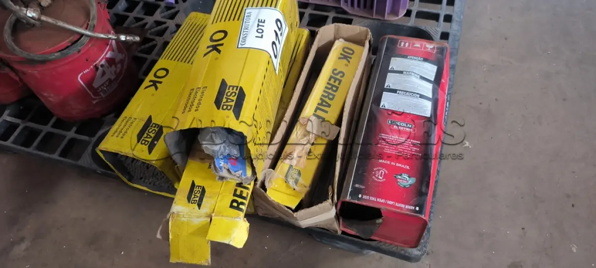 LOTE 019 - 01 LOTE COM CAIXAS COM ELETRODOS DIVERSOS. (NO ESTADO) ATENÇÃO! FAZER A VISITAÇÃO ANTES DE ARREMATAR, NÃO SABEMOS SE FUNCIONA, LEILÃO NÃO TEM GARANTIA E NEM DEVOLUÇÃO, SUJEITO A POSSÍVEIS AVARIAS VISÍVEIS/OCULTAS E/OU AUSÊNCIA DE COMPONENTES.