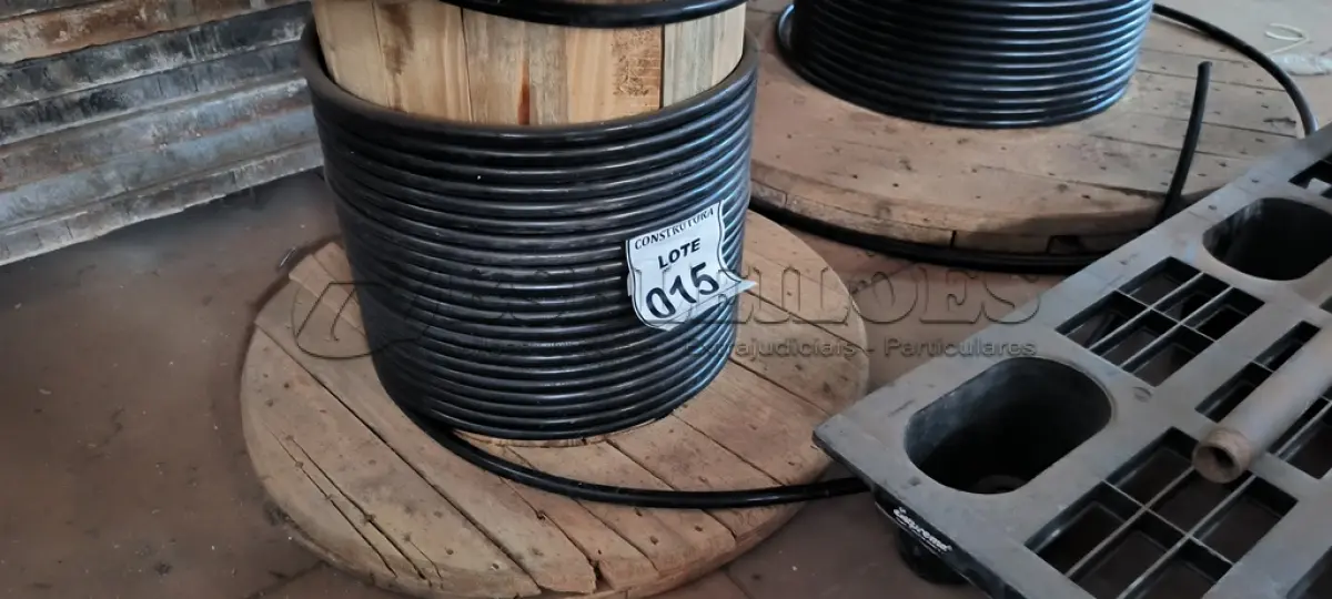 LOTE 015 - 01 CARRETEL EM MADEIRA COM FIO CORPECON FLEXÍVEL 1X50MM 1KV NA COR PRETO. (NO ESTADO) ATENÇÃO! FAZER A VISITAÇÃO ANTES DE ARREMATAR, NÃO SABEMOS SE FUNCIONA, LEILÃO NÃO TEM GARANTIA E NEM DEVOLUÇÃO, SUJEITO A POSSÍVEIS AVARIAS VISÍVEIS/OCULTAS E/OU AUSÊNCIA DE COMPONENTES.