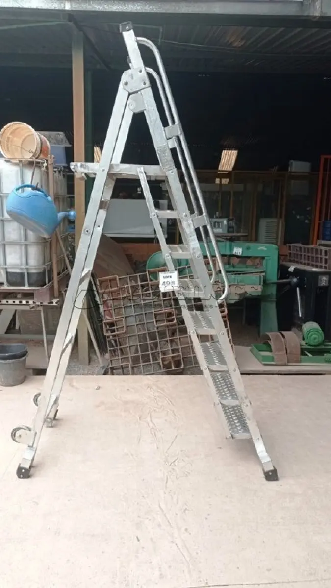 LOTE 498 - 01 ESCADA PLATAFORMA DE ALUMÍNIO. (NO ESTADO) ATENÇÃO! FAZER A VISITAÇÃO ANTES DE ARREMATAR, NÃO SABEMOS SE FUNCIONA, LEILÃO NÃO TEM GARANTIA E NEM DEVOLUÇÃO, SUJEITO A POSSÍVEIS AVARIAS VISÍVEIS/OCULTAS E/OU AUSÊNCIA DE COMPONENTES.
