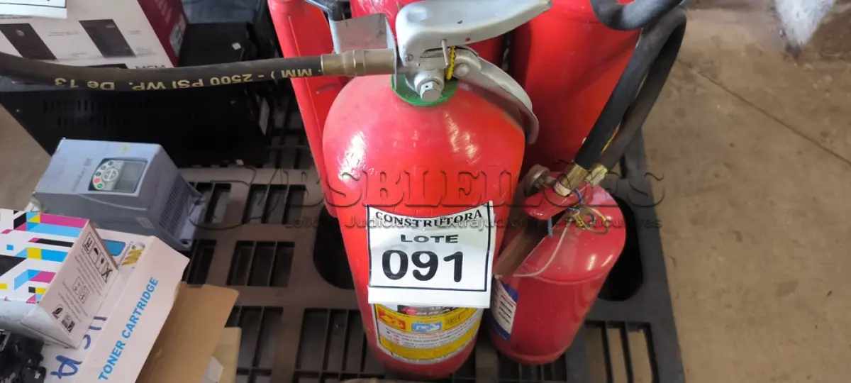 LOTE 091 - 04 EXTINTORES DE INCÊNDIO. (NO ESTADO) ATENÇÃO! FAZER A VISITAÇÃO ANTES DE ARREMATAR, NÃO SABEMOS SE FUNCIONA, LEILÃO NÃO TEM GARANTIA E NEM DEVOLUÇÃO, SUJEITO A POSSÍVEIS AVARIAS VISÍVEIS/OCULTAS E/OU AUSÊNCIA DE COMPONENTES.