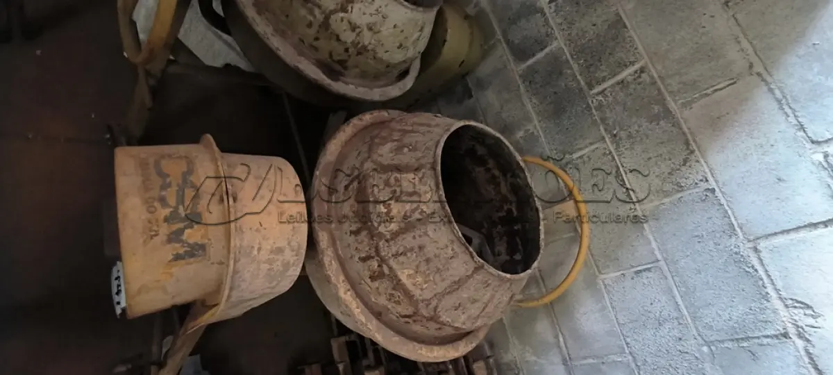 LOTE 147 - 01 BETORNEIRA PEQUENA. (NO ESTADO) ATENÇÃO! FAZER A VISITAÇÃO ANTES DE ARREMATAR, NÃO SABEMOS SE FUNCIONA, LEILÃO NÃO TEM GARANTIA E NEM DEVOLUÇÃO, SUJEITO A POSSÍVEIS AVARIAS VISÍVEIS/OCULTAS E/OU AUSÊNCIA DE COMPONENTES.
