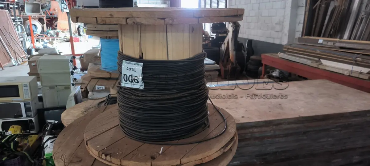 LOTE 006 - 01 CARRETEL EM MADEIRA COM FIO CORDEIRO 1X6MM CORTOX - FLEX C4 1KV NA COR PRETO. (NO ESTADO) ATENÇÃO! FAZER A VISITAÇÃO ANTES DE ARREMATAR, NÃO SABEMOS SE FUNCIONA, LEILÃO NÃO TEM GARANTIA E NEM DEVOLUÇÃO, SUJEITO A POSSÍVEIS AVARIAS VISÍVEIS/OCULTAS E/OU AUSÊNCIA DE COMPONENTES.