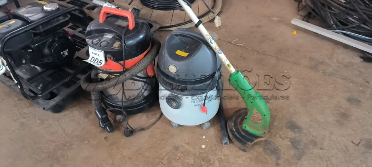LOTE 005 - 02 ASPIRADORES DE PÓ E 01 ROÇADEIRA ELETRICA. (NO ESTADO) ATENÇÃO! FAZER A VISITAÇÃO ANTES DE ARREMATAR, NÃO SABEMOS SE FUNCIONA, LEILÃO NÃO TEM GARANTIA E NEM DEVOLUÇÃO, SUJEITO A POSSÍVEIS AVARIAS VISÍVEIS/OCULTAS E/OU AUSÊNCIA DE COMPONENTES.