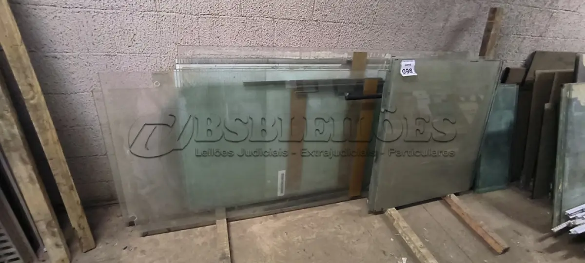 LOTE 098 - 01 LOTE COM PORTAS DE VIDRO TAMANHOS DIVERSOS. (NO ESTADO) ATENÇÃO! FAZER A VISITAÇÃO ANTES DE ARREMATAR, NÃO SABEMOS SE FUNCIONA, LEILÃO NÃO TEM GARANTIA E NEM DEVOLUÇÃO, SUJEITO A POSSÍVEIS AVARIAS VISÍVEIS/OCULTAS E/OU AUSÊNCIA DE COMPONENTES.