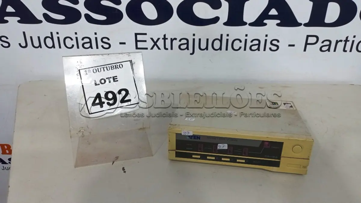 LOTE 492 - 01 SWITCH KVM ATEM MASTER VIEW. (NO ESTADO) ATENÇÃO! FAZER A VISITAÇÃO ANTES DE ARREMATAR, NÃO SABEMOS SE FUNCIONA, LEILÃO NÃO TEM GARANTIA E NEM DEVOLUÇÃO, SUJEITO A POSSÍVEIS AVARIAS VISÍVEIS/OCULTAS E/OU AUSÊNCIA DE COMPONENTES.