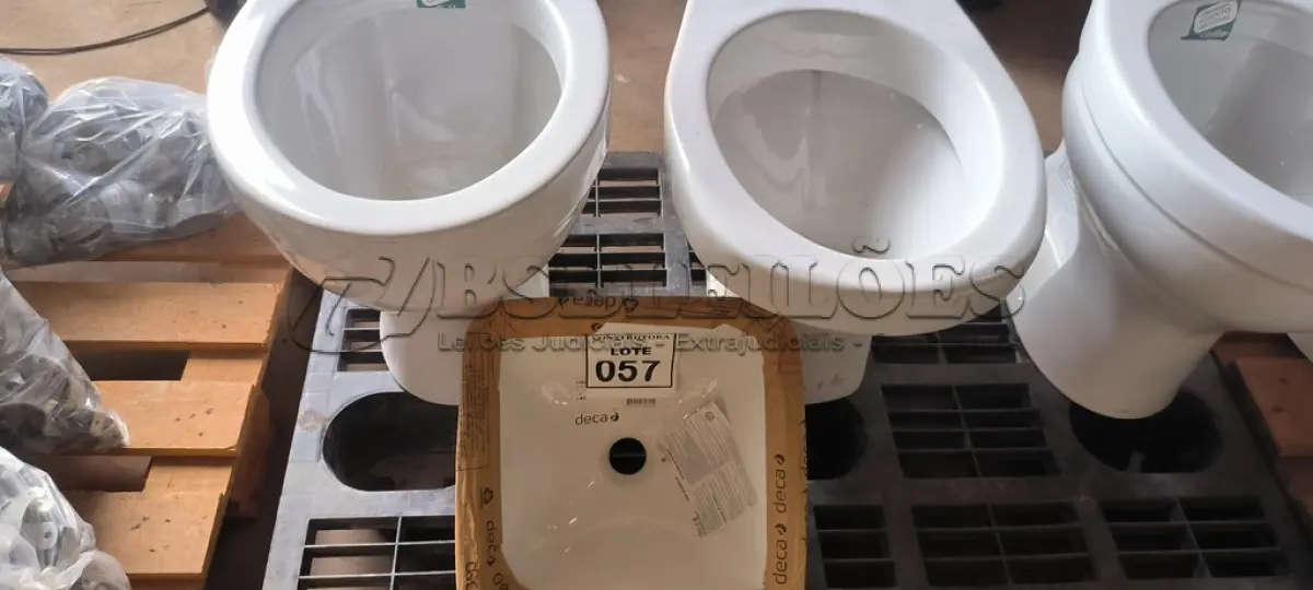 LOTE 057 - 01 VASO SANITÁRIO DECA SEM CAIXA ACOPLADA,01 VASO SANITÁRIO CELITE E 01 CUBA PARA LAVATÓRIO. (NO ESTADO) ATENÇÃO! FAZER A VISITAÇÃO ANTES DE ARREMATAR, NÃO SABEMOS SE FUNCIONA, LEILÃO NÃO TEM GARANTIA E NEM DEVOLUÇÃO, SUJEITO A POSSÍVEIS AVARIAS VISÍVEIS/OCULTAS E/OU AUSÊNCIA DE COMPONENTES.