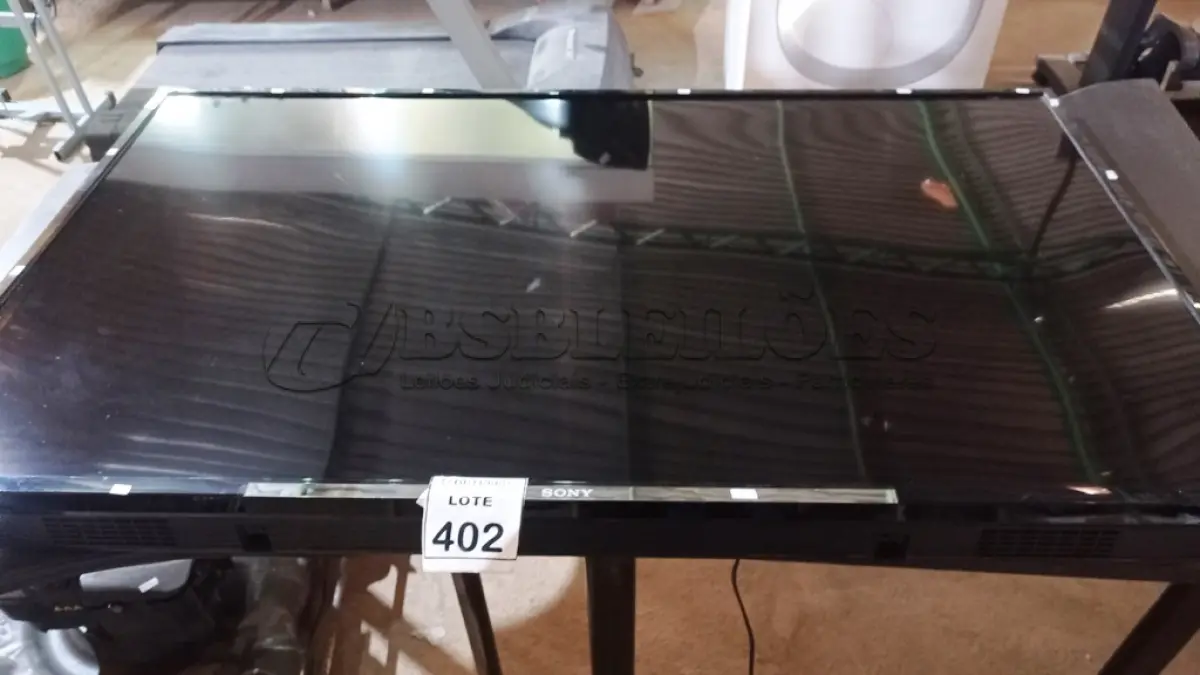 LOTE 402 - 01 TV LCD 70’’ MARCA SONY. (NO ESTADO) ATENÇÃO! FAZER A VISITAÇÃO ANTES DE ARREMATAR, NÃO SABEMOS SE FUNCIONA, LEILÃO NÃO TEM GARANTIA E NEM DEVOLUÇÃO, SUJEITO A POSSÍVEIS AVARIAS VISÍVEIS/OCULTAS E/OU AUSÊNCIA DE COMPONENTES.