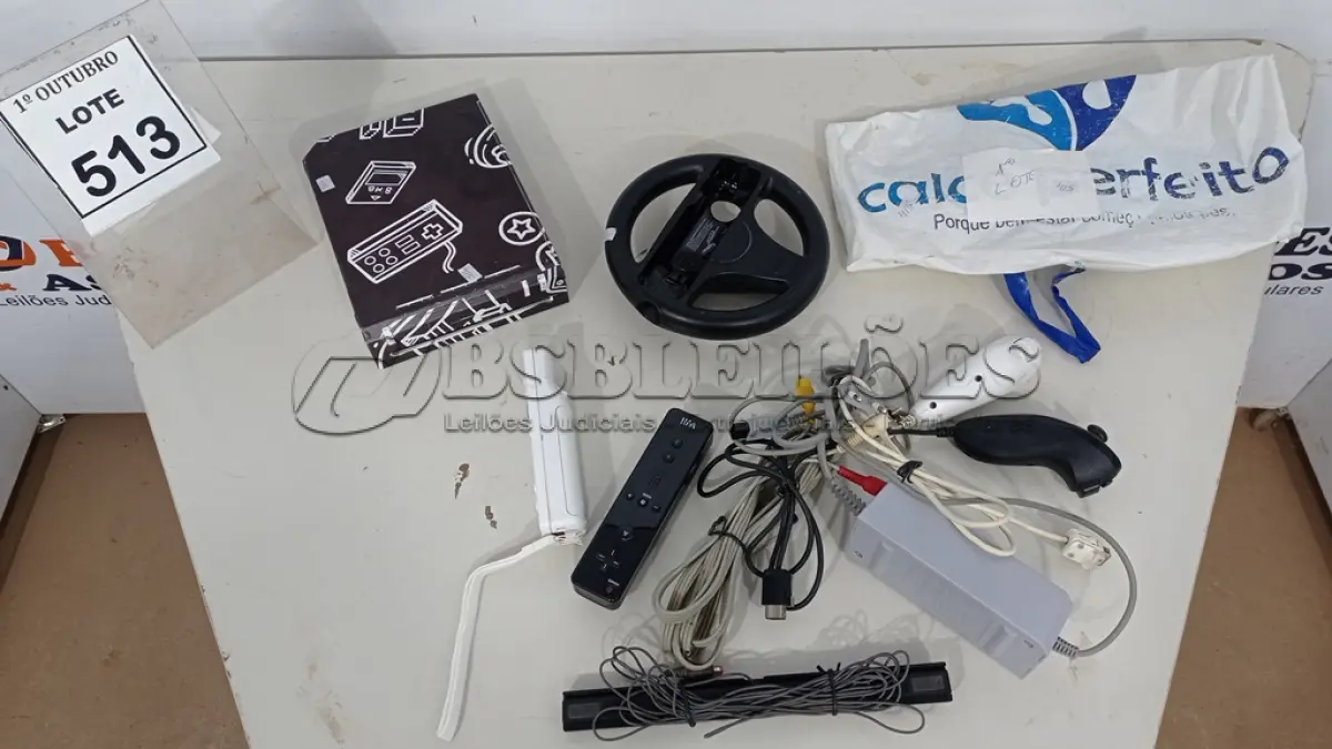 LOTE 513 - 01 NINTENDO WII DESBLOQUEADO. (NO ESTADO) ATENÇÃO! FAZER A VISITAÇÃO ANTES DE ARREMATAR, NÃO SABEMOS SE FUNCIONA, LEILÃO NÃO TEM GARANTIA E NEM DEVOLUÇÃO, SUJEITO A POSSÍVEIS AVARIAS VISÍVEIS/OCULTAS E/OU AUSÊNCIA DE COMPONENTES.