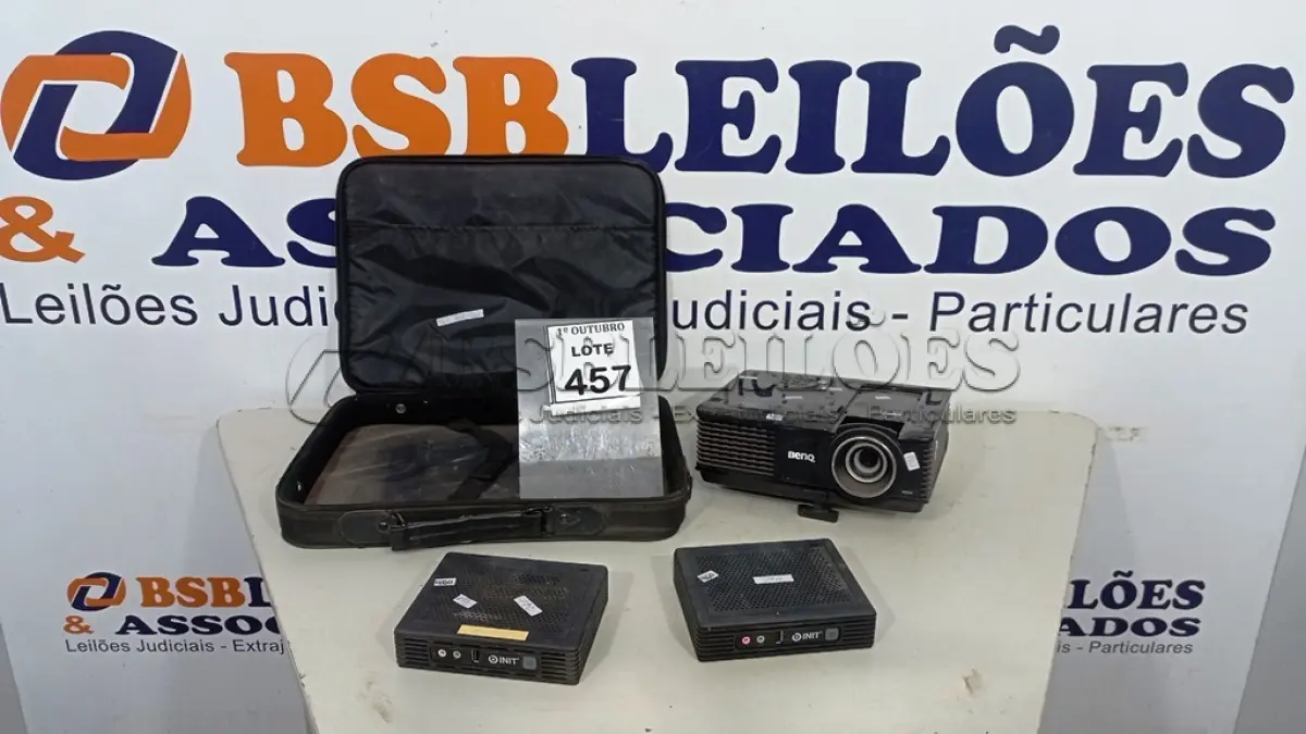 LOTE 457 - 01 PROJETOR MARCA BENQ, 02 MINIS PC MARCA INIT E 01 MALETA. (NO ESTADO) ATENÇÃO! FAZER A VISITAÇÃO ANTES DE ARREMATAR, NÃO SABEMOS SE FUNCIONA, LEILÃO NÃO TEM GARANTIA E NEM DEVOLUÇÃO, SUJEITO A POSSÍVEIS AVARIAS VISÍVEIS/OCULTAS E/OU AUSÊNCIA DE COMPONENTES.
