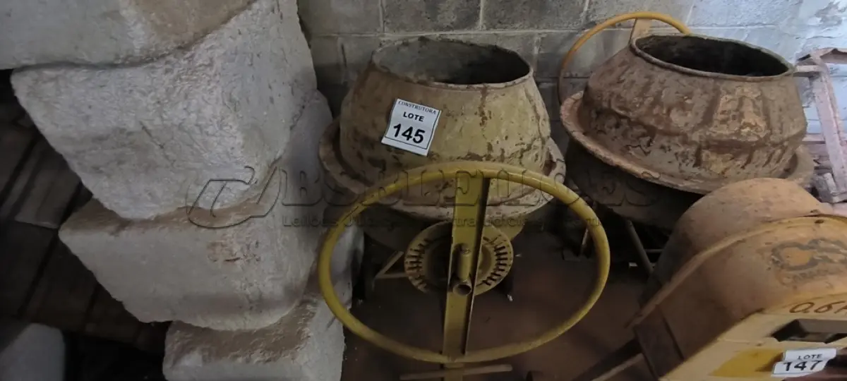 LOTE 145 - 01 BETONEIRA PEQUENA. (NO ESTADO) ATENÇÃO! FAZER A VISITAÇÃO ANTES DE ARREMATAR, NÃO SABEMOS SE FUNCIONA, LEILÃO NÃO TEM GARANTIA E NEM DEVOLUÇÃO, SUJEITO A POSSÍVEIS AVARIAS VISÍVEIS/OCULTAS E/OU AUSÊNCIA DE COMPONENTES.