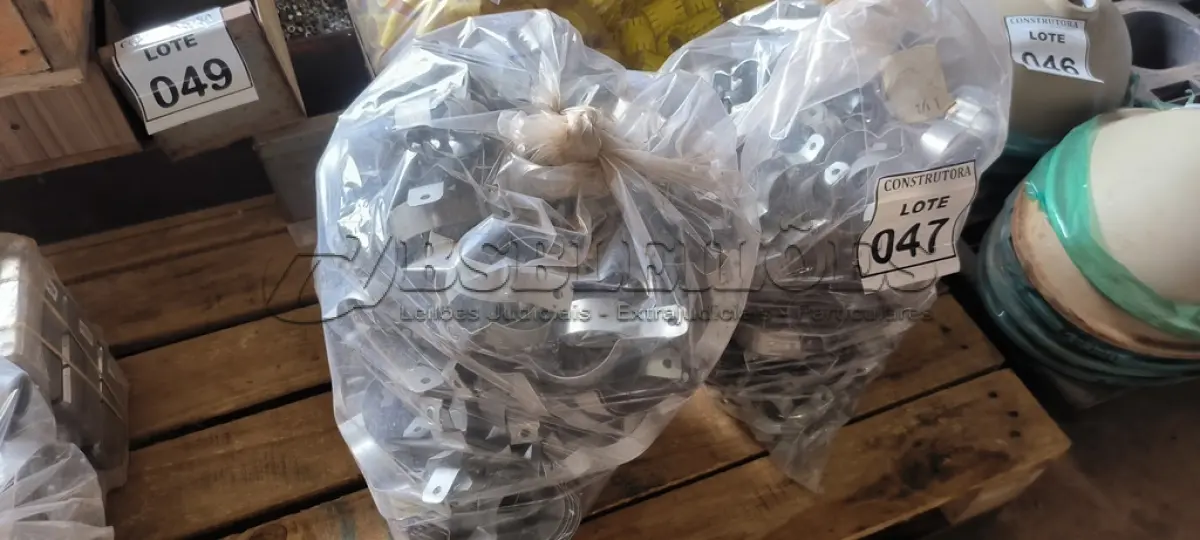 LOTE 047 - 01 LOTE COM ABRAÇADEIRAS PARA CANOS. (NO ESTADO) ATENÇÃO! FAZER A VISITAÇÃO ANTES DE ARREMATAR, NÃO SABEMOS SE FUNCIONA, LEILÃO NÃO TEM GARANTIA E NEM DEVOLUÇÃO, SUJEITO A POSSÍVEIS AVARIAS VISÍVEIS/OCULTAS E/OU AUSÊNCIA DE COMPONENTES.