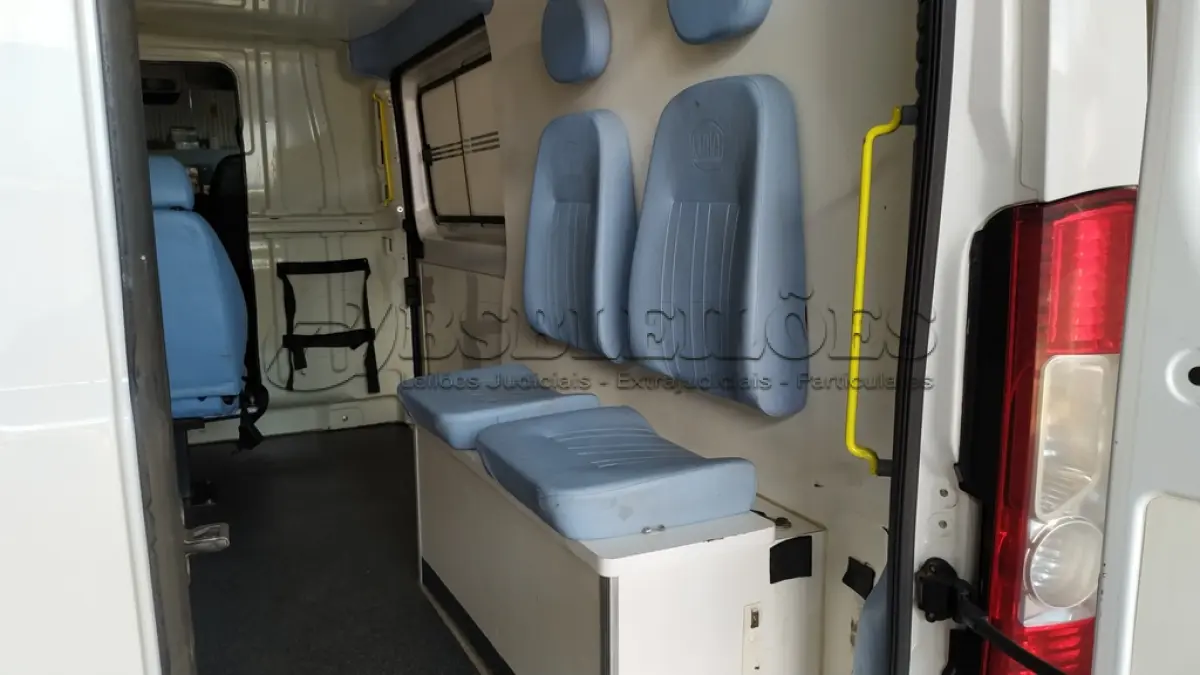 LOTE 512 - 01 I/FIAT DUCATO MAIA AMBULÂNCIA A DIESEL, ANO 2018/2019 NA COR BRANCA. (NO ESTADO)