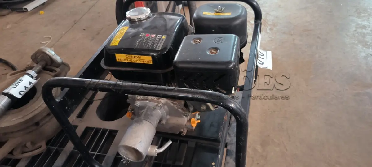 LOTE 010 - 01 MOTOR A GASOLINA VIPART 5.5HP PARA VIBRATÓRIA SEM MANGOTE. (NO ESTADO) ATENÇÃO! FAZER A VISITAÇÃO ANTES DE ARREMATAR, NÃO SABEMOS SE FUNCIONA, LEILÃO NÃO TEM GARANTIA E NEM DEVOLUÇÃO, SUJEITO A POSSÍVEIS AVARIAS VISÍVEIS/OCULTAS E/OU AUSÊNCIA DE COMPONENTES.