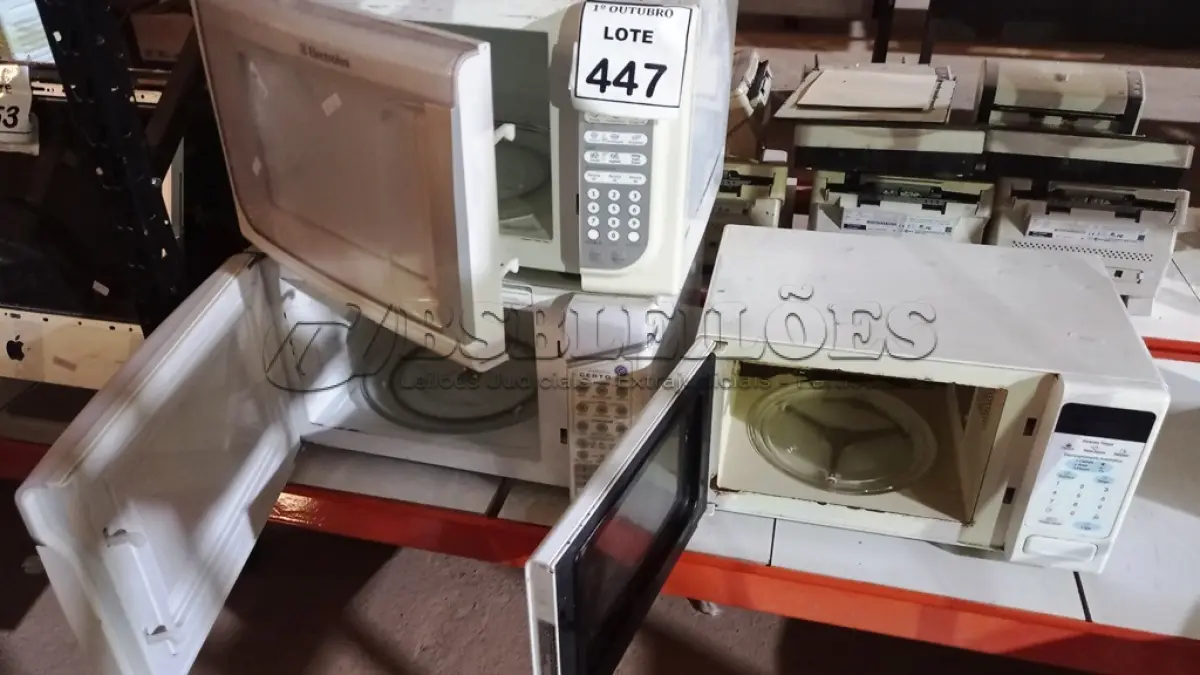 LOTE 447 - 03 MICRO-ONDAS MARCAS ELECTROLUX E BLUESKY. (NO ESTADO) ATENÇÃO! FAZER A VISITAÇÃO ANTES DE ARREMATAR, NÃO SABEMOS SE FUNCIONA, LEILÃO NÃO TEM GARANTIA E NEM DEVOLUÇÃO, SUJEITO A POSSÍVEIS AVARIAS VISÍVEIS/OCULTAS E/OU AUSÊNCIA DE COMPONENTES.