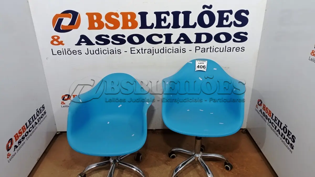LOTE 406 - 02 CADEIRAS GIRATÓRIAS TIPO CONCHA. (NO ESTADO) ATENÇÃO! FAZER A VISITAÇÃO ANTES DE ARREMATAR, NÃO SABEMOS SE FUNCIONA, LEILÃO NÃO TEM GARANTIA E NEM DEVOLUÇÃO, SUJEITO A POSSÍVEIS AVARIAS VISÍVEIS/OCULTAS E/OU AUSÊNCIA DE COMPONENTES.