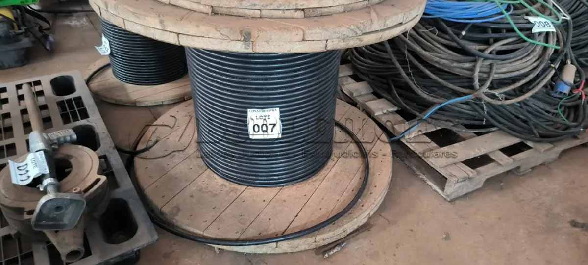 LOTE 007 - 01 CARRETEL EM MADEIRA COM FIO CORDEIRO HEPROCORD 1,95MM NA COR PRETO. (NO ESTADO) ATENÇÃO! FAZER A VISITAÇÃO ANTES DE ARREMATAR, NÃO SABEMOS SE FUNCIONA, LEILÃO NÃO TEM GARANTIA E NEM DEVOLUÇÃO, SUJEITO A POSSÍVEIS AVARIAS VISÍVEIS/OCULTAS E/OU AUSÊNCIA DE COMPONENTES.