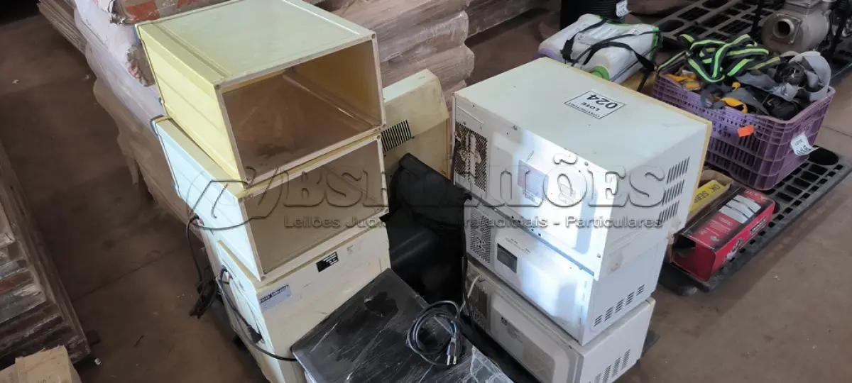 LOTE 024 - 01 LOTE COM MICRO-ONDAS, TV ANTIGA, DEPURADOR DE AR, FRAGMENTADORA DE PAPEL E IMPRESSORA ANTIGA. (NO ESTADO) ATENÇÃO! FAZER A VISITAÇÃO ANTES DE ARREMATAR, NÃO SABEMOS SE FUNCIONA, LEILÃO NÃO TEM GARANTIA E NEM DEVOLUÇÃO, SUJEITO A POSSÍVEIS AVARIAS VISÍVEIS/OCULTAS E/OU AUSÊNCIA DE COMPONENTES.