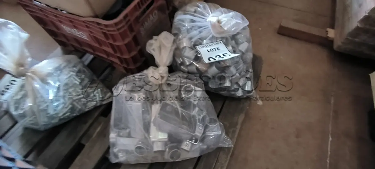 LOTE 035 - 01 SACO COM CONDULETES EM ALUMÍNIO E 01 SACO COM LUVAS ROSCADAS ZINCADAS. (NO ESTADO) ATENÇÃO! FAZER A VISITAÇÃO ANTES DE ARREMATAR, NÃO SABEMOS SE FUNCIONA, LEILÃO NÃO TEM GARANTIA E NEM DEVOLUÇÃO, SUJEITO A POSSÍVEIS AVARIAS VISÍVEIS/OCULTAS E/OU AUSÊNCIA DE COMPONENTES.