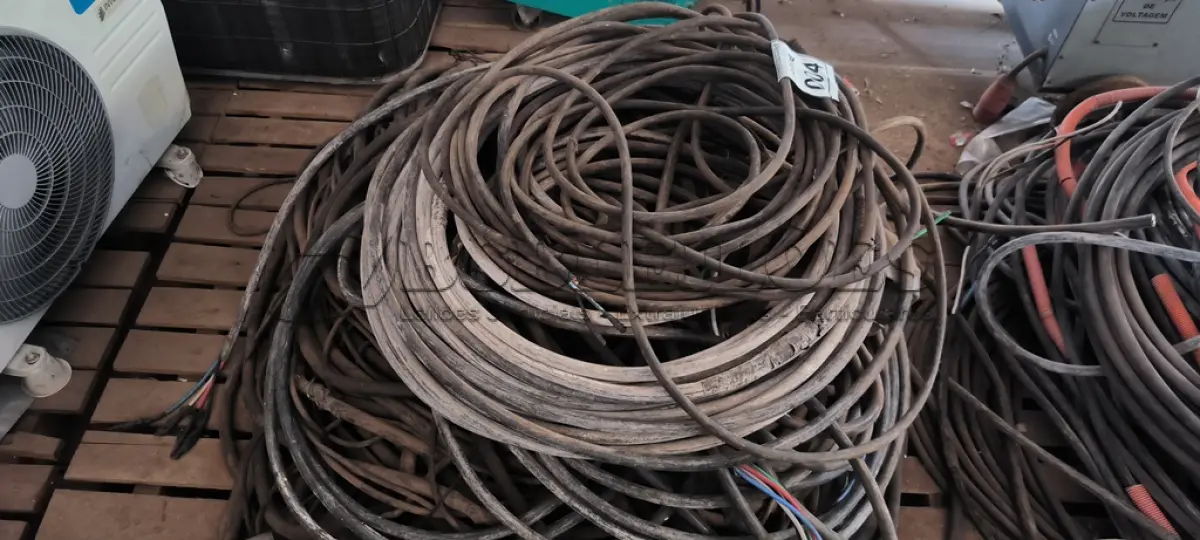 LOTE 004 - 01 LOTE COM CABOS ELÉTRICOS DIVERSOS. (NO ESTADO) ATENÇÃO! FAZER A VISITAÇÃO ANTES DE ARREMATAR, NÃO SABEMOS SE FUNCIONA, LEILÃO NÃO TEM GARANTIA E NEM DEVOLUÇÃO, SUJEITO A POSSÍVEIS AVARIAS VISÍVEIS/OCULTAS E/OU AUSÊNCIA DE COMPONENTES.