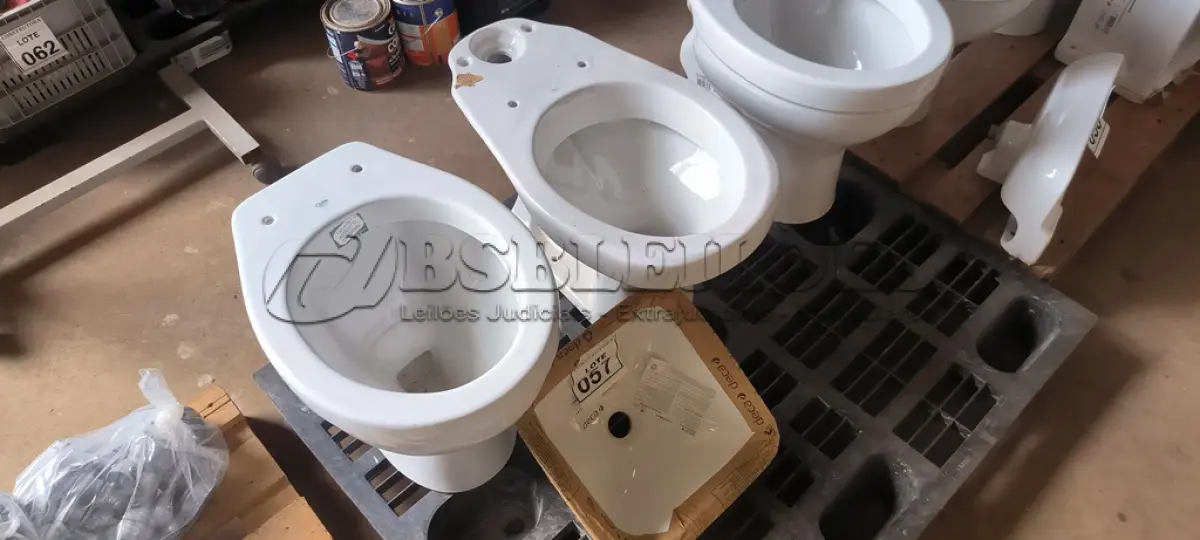 LOTE 057 - 01 VASO SANITÁRIO DECA SEM CAIXA ACOPLADA,01 VASO SANITÁRIO CELITE E 01 CUBA PARA LAVATÓRIO. (NO ESTADO) ATENÇÃO! FAZER A VISITAÇÃO ANTES DE ARREMATAR, NÃO SABEMOS SE FUNCIONA, LEILÃO NÃO TEM GARANTIA E NEM DEVOLUÇÃO, SUJEITO A POSSÍVEIS AVARIAS VISÍVEIS/OCULTAS E/OU AUSÊNCIA DE COMPONENTES.