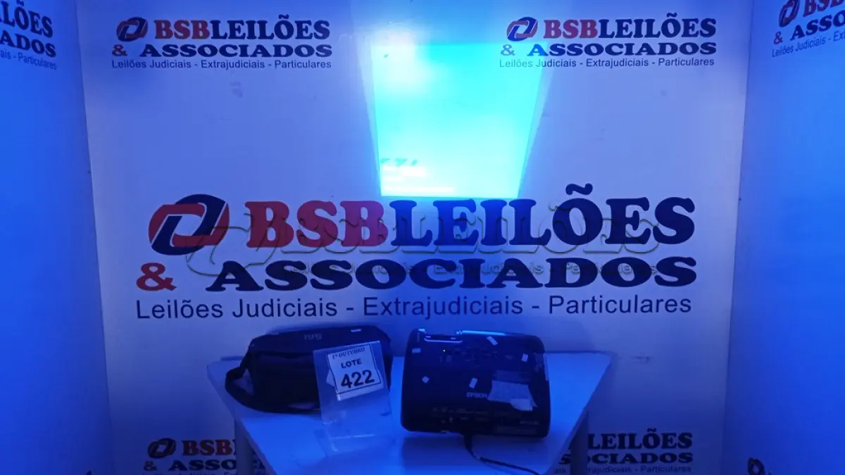 LOTE 422 - 01 PROJETOR MARCA EPSON. (NO ESTADO) ATENÇÃO! FAZER A VISITAÇÃO ANTES DE ARREMATAR, NÃO SABEMOS SE FUNCIONA, LEILÃO NÃO TEM GARANTIA E NEM DEVOLUÇÃO, SUJEITO A POSSÍVEIS AVARIAS VISÍVEIS/OCULTAS E/OU AUSÊNCIA DE COMPONENTES.