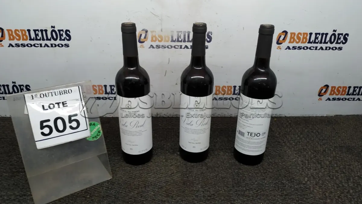 LOTE 505 - 03 GARRAFAS DE VINHO TINTO VALA REAL PORTUGUÊS SAFRA 2019 750ML. (NO ESTADO) ATENÇÃO! FAZER A VISITAÇÃO ANTES DE ARREMATAR, NÃO SABEMOS SE FUNCIONA, LEILÃO NÃO TEM GARANTIA E NEM DEVOLUÇÃO, SUJEITO A POSSÍVEIS AVARIAS VISÍVEIS/OCULTAS E/OU AUSÊNCIA DE COMPONENTES.