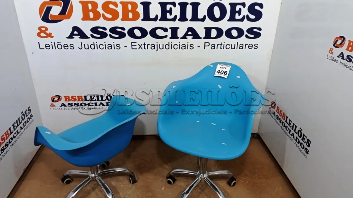 LOTE 406 - 02 CADEIRAS GIRATÓRIAS TIPO CONCHA. (NO ESTADO) ATENÇÃO! FAZER A VISITAÇÃO ANTES DE ARREMATAR, NÃO SABEMOS SE FUNCIONA, LEILÃO NÃO TEM GARANTIA E NEM DEVOLUÇÃO, SUJEITO A POSSÍVEIS AVARIAS VISÍVEIS/OCULTAS E/OU AUSÊNCIA DE COMPONENTES.