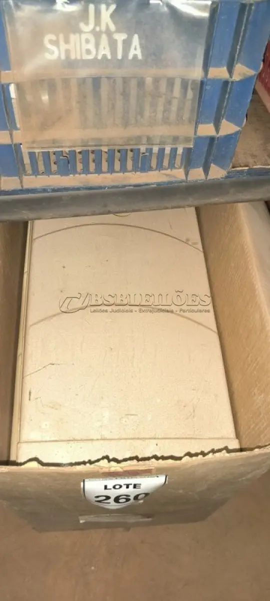 LOTE 260 - 01 LOTE COM TAMPAS DE ACABAMENTOS EM PLÁSTICOS. (NO ESTADO) ATENÇÃO! FAZER A VISITAÇÃO ANTES DE ARREMATAR, NÃO SABEMOS SE FUNCIONA, LEILÃO NÃO TEM GARANTIA E NEM DEVOLUÇÃO, SUJEITO A POSSÍVEIS AVARIAS VISÍVEIS/OCULTAS E/OU AUSÊNCIA DE COMPONENTES.