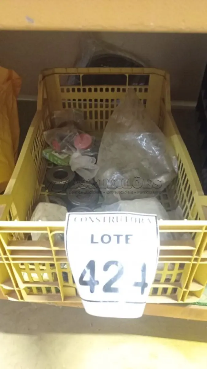 LOTE 424 - 01 CAIXA COM ROLAMENTO E FUSÍVEIS DIVERSOS. (NO ESTADO) ATENÇÃO! FAZER A VISITAÇÃO ANTES DE ARREMATAR, NÃO SABEMOS SE FUNCIONA, LEILÃO NÃO TEM GARANTIA E NEM DEVOLUÇÃO, SUJEITO A POSSÍVEIS AVARIAS VISÍVEIS/OCULTAS E/OU AUSÊNCIA DE COMPONENTES.